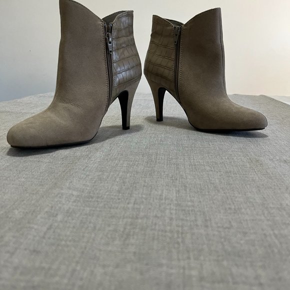 Express High heal booties - Picture 7 of 9